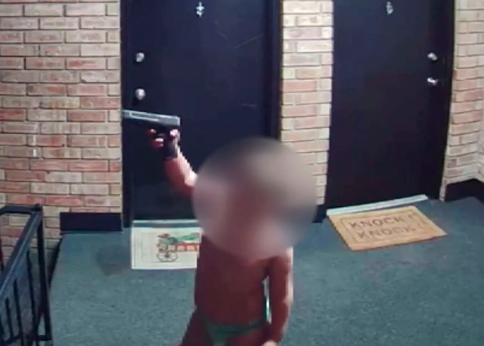 Aterradoras imágenes de niño deambulando con una pistola cargada en Indiana 