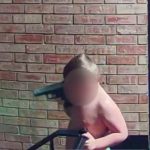 Aterradoras imágenes de un niño deambulando con una pistola cargada en Indiana