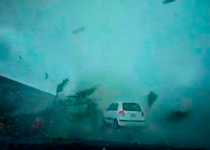 ¡Terrorífico! Violento tornado se "devora" carro en una carretera de Oklahoma
