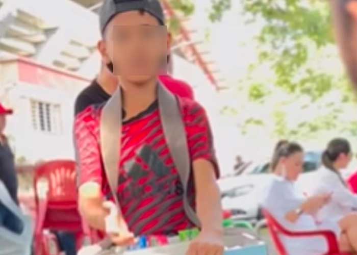 Niño genio de matemáticas vende dulces en las calles