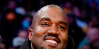 ¡Copia barata de Bad Bunny! Kanye West arrebata y lanza celular de una mujer