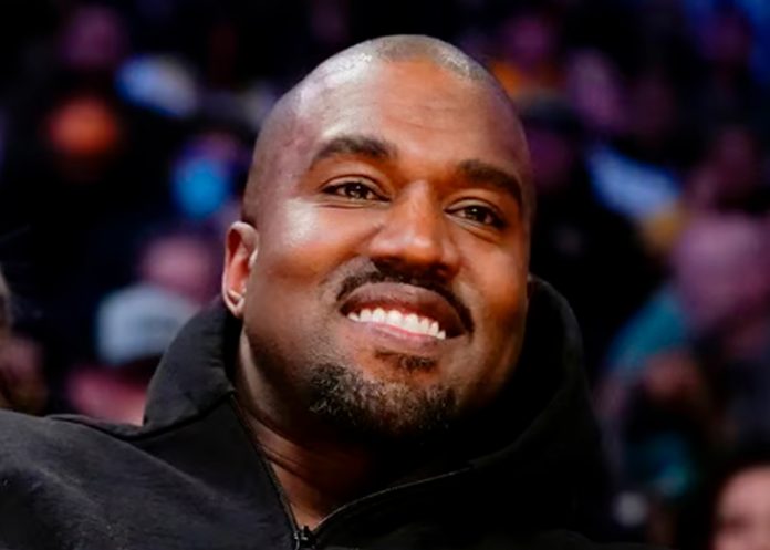 ¡Copia barata de Bad Bunny! Kanye West arrebata y lanza celular de una mujer