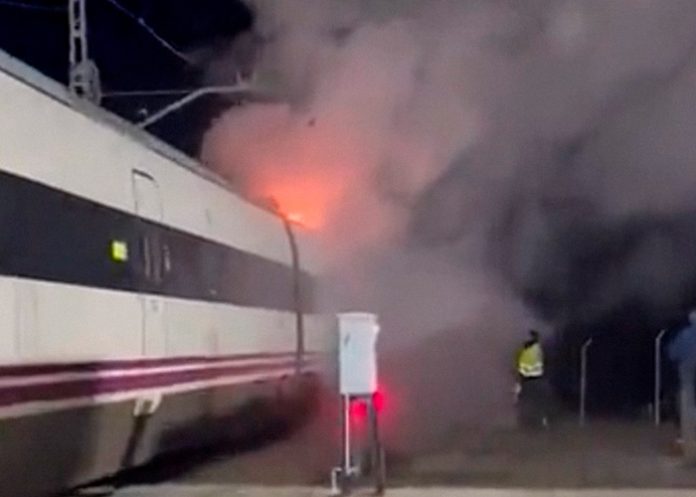 Más de un centenar de evacuados por incendio en un vagón de tren en España