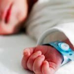 Entre la vida y la muerte hallan a un bebé con hipotermia en España