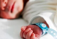 Entre la vida y la muerte hallan a un bebé con hipotermia en España
