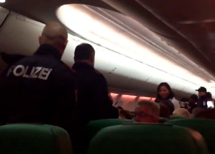 En pleno vuelo, pasajero se agarró a golpes con su compañero por  "pedorro"