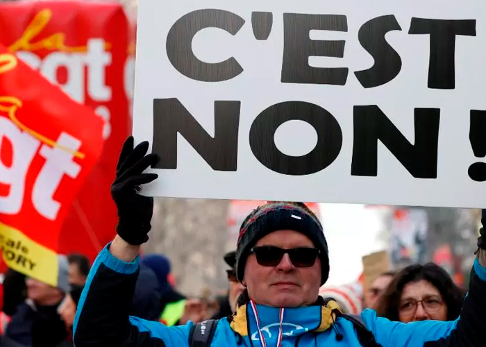  Protesta contra la reforma pensional planteada por el presidente de Francia