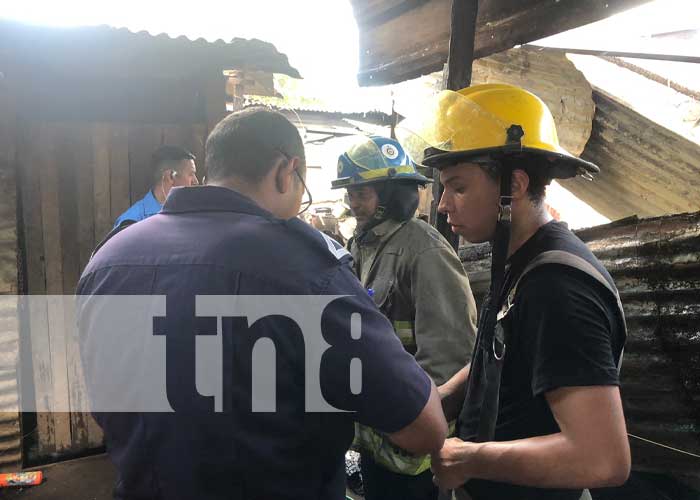 Foto: Voraz incendio arrasa con parte de una vivienda en Managua / TN8