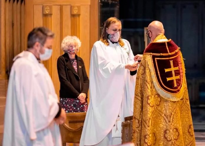 ¿Blasfemia o inclusión? Primer sacerdote no binario guiado por Dios en Inglaterra
