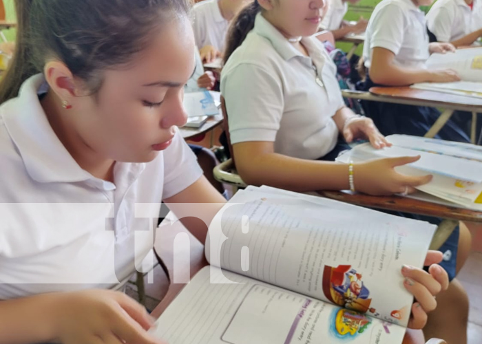 Niños de primaria de toda Nicaragua reciben libros de inglés