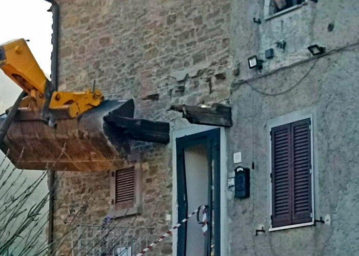 Mató a su vecino en Italia por destruirle la casa con una excavadora