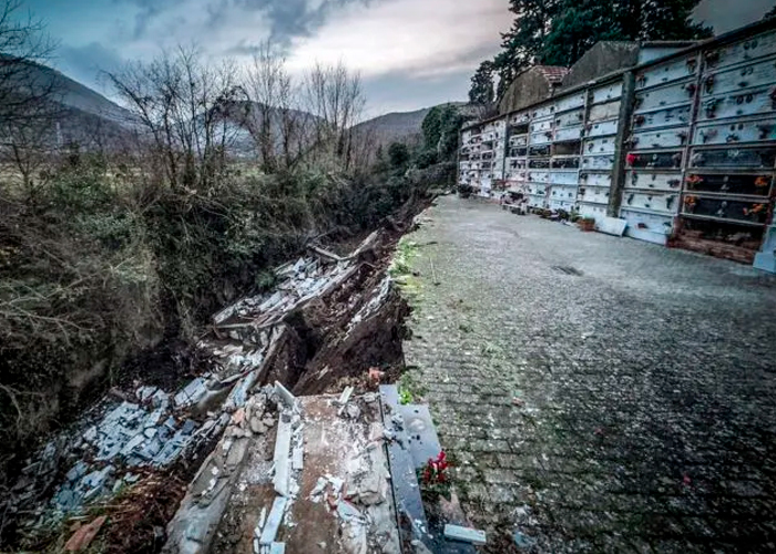 Lluvia en el sur de Italia provoca que decenas de ataúdes terminen en un río