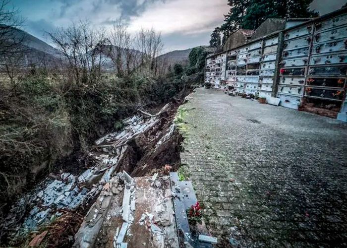 Lluvia en el sur de Italia provoca que decenas de ataúdes terminen en un río
