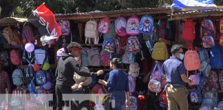 Foto: Variedad de artículos escolares en los mercados de León / TN8
