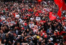 Salen a las calles de Madrid para condenar actos de vandalismo en Brasil