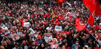 Salen a las calles de Madrid para condenar actos de vandalismo en Brasil