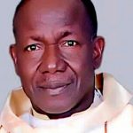 Queman vivo a un sacerdote católico y dejan herido de bala a otro en Nigeria