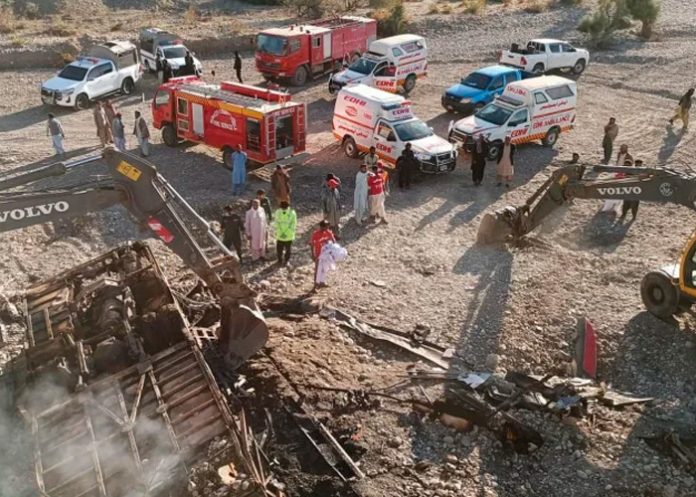 40 personas mueren calcinadas en trágico accidente de autobús en Pakistán