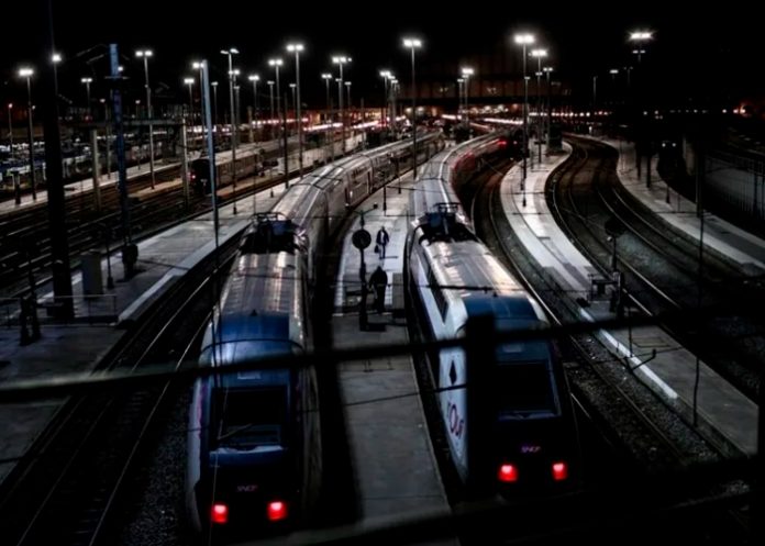 Voraces llamas de un incendio paraliza una estación de trenes de París