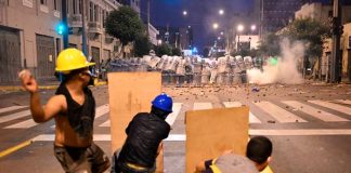 Brutal represión policial en las calles de Perú dejó varios heridos