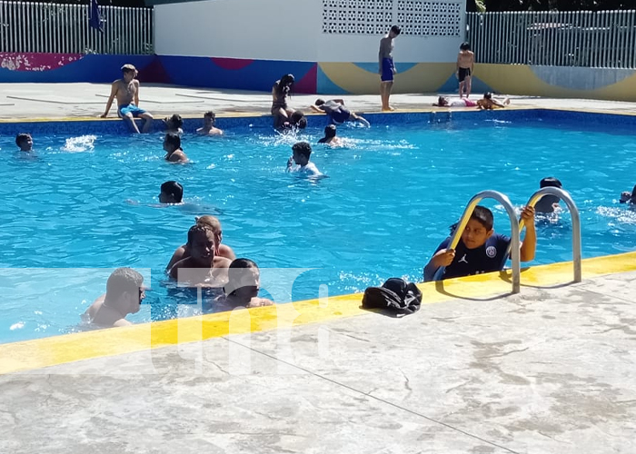 Familias disfrutan el fin de semana en centros recreativos de Managua