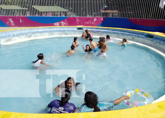 Familias disfrutan el fin de semana en centros recreativos de Managua