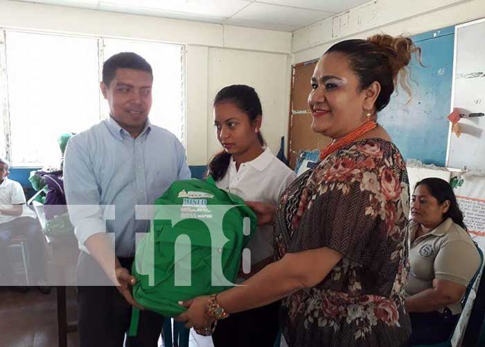 Foto: Profesor Rolando Rivas, reconocido por su labor / TN8