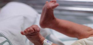 ¡Como que no le dolió! Mató a su bebé tras 17 horas de parto en Italia
