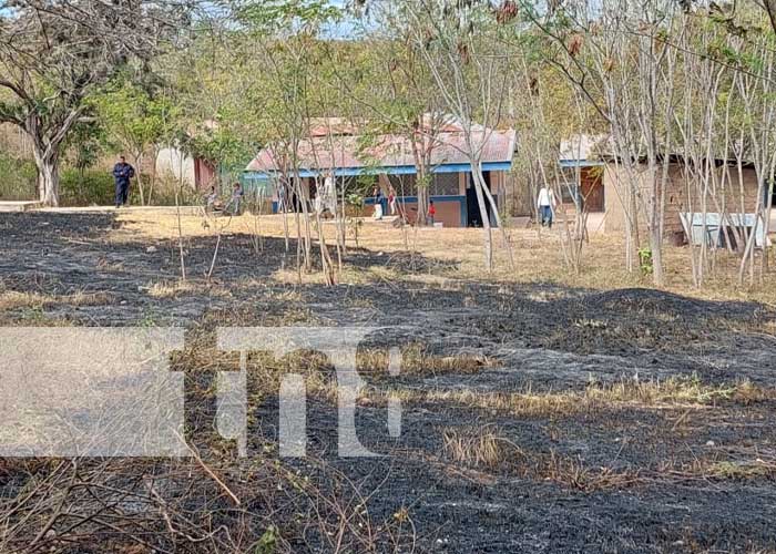 Foto: Incendio en maleza, cerca de colegio rural en Somoto / TN8