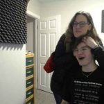 Streamer alcanza los 9 espectadores en Twitch y lo celebra con su mamá (Video)
