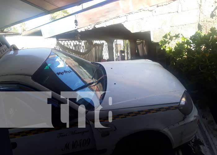 Foto: Taxi se estrella contra dos viviendas en Managua / TN8