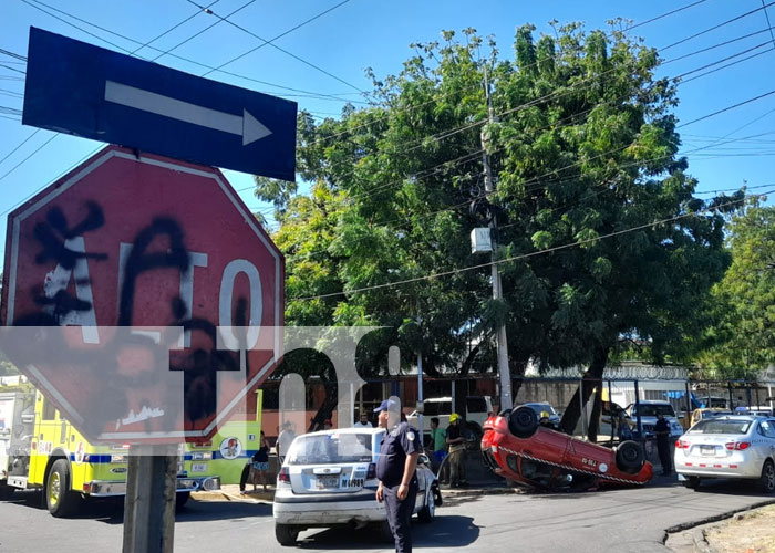 Taxista protagoniza fuerte accidente en una intersección en Managua