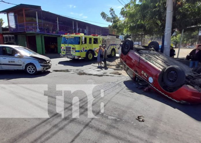Taxista protagoniza fuerte accidente en una intersección en Managua