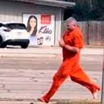¡Video! Descalzo y enchachado un hombre protagonizó una fuga en Texas