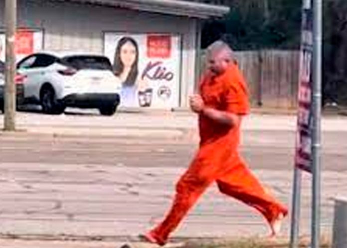 ¡Video! Descalzo y enchachado un hombre protagonizó una fuga en Texas