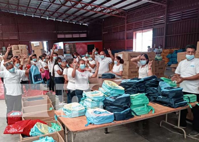 Foto: Empaques de paquetes escolares para distribuirse en colegios de Nicaragua / TN8