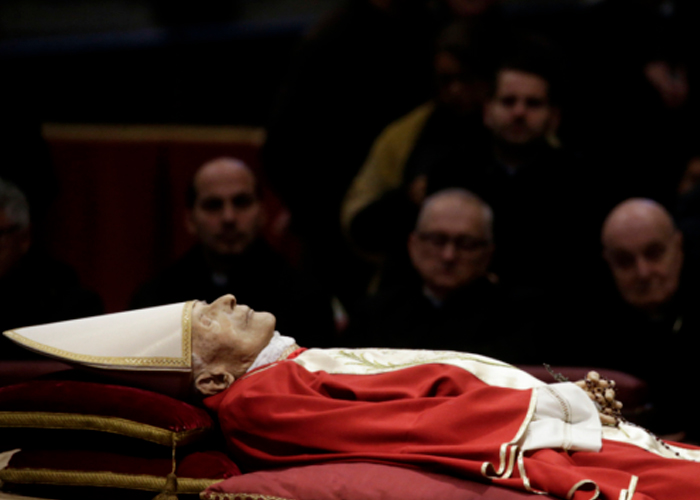 Inédito funeral en el Vaticano de Benedicto XVI acusado de encubrir abusos