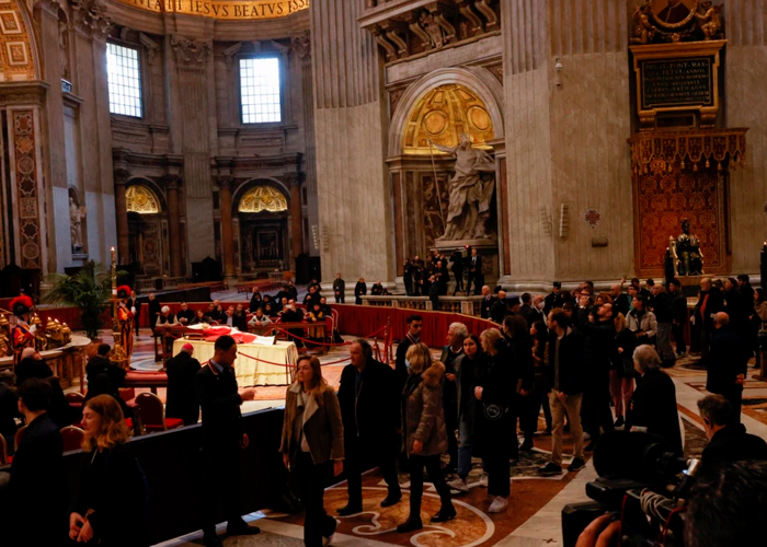 Inédito funeral en el Vaticano de Benedicto XVI acusado de encubrir abusos