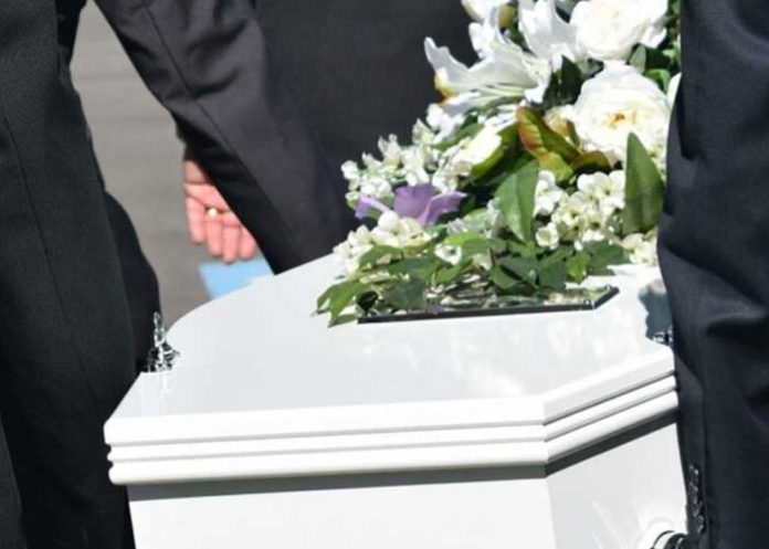 Fingió su muerte solo para saber quiénes llegarían en su verdadero funeral