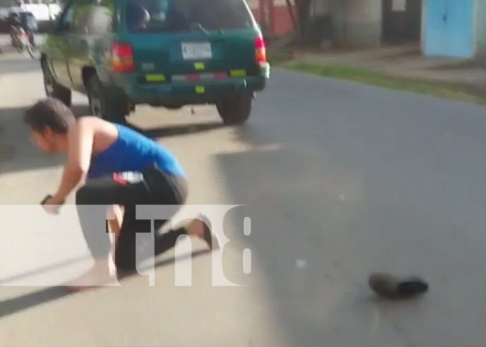 Conductor borracho arrasa con todo a su paso en una calle de Managua