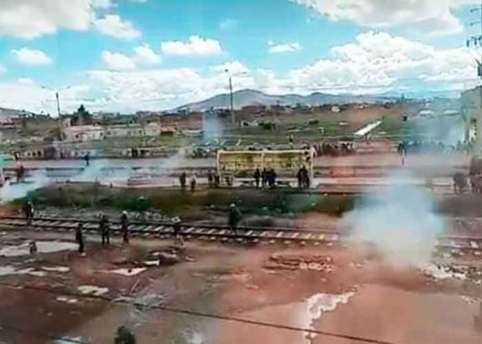 Represión y disparos contra manifestantes en el aeropuerto de Juliaca en Perú