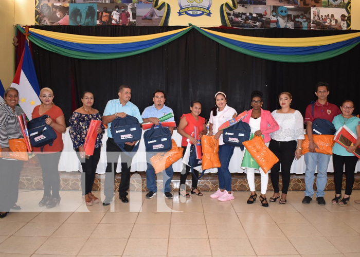 Niñez estudiantil y docentes recibieron mochilas y maletines en Bluefields