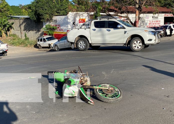 Camioneta irrespetó señal de ALTO y choca a motociclista y acompañante en Juigalpa
