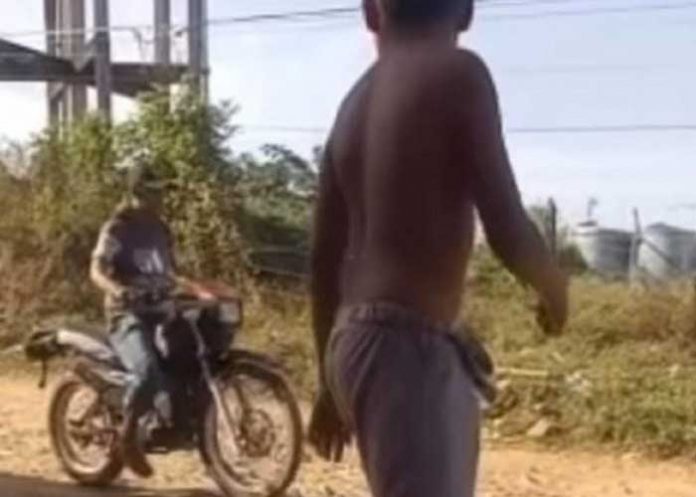 Video: niños botan a motociclista luego que le arrojaran el balón