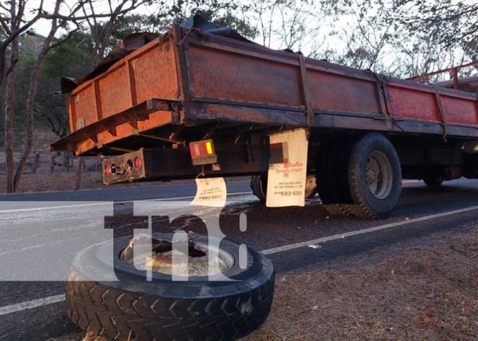 Madriz: Camión queda sin una de sus llantas por aparente exceso de peso