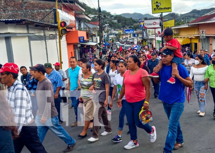 Foto: Boaqueños caminan celebrando las victorias del pueblo, 