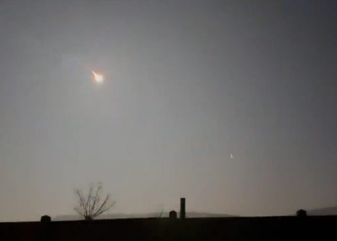 Captan en video cómo un asteroide toma fuego al entrar en la atmósfera