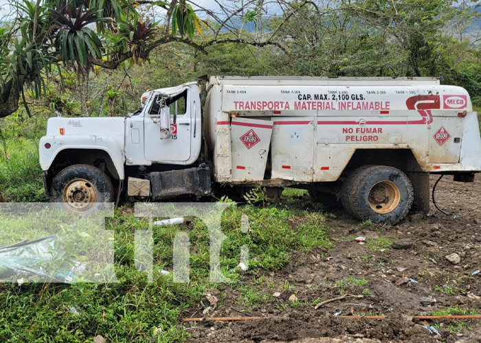 Foto: Conductor vivo de milagro al volcarse con todo y cisterna en La Libertad, hacia Cuapa / TN8