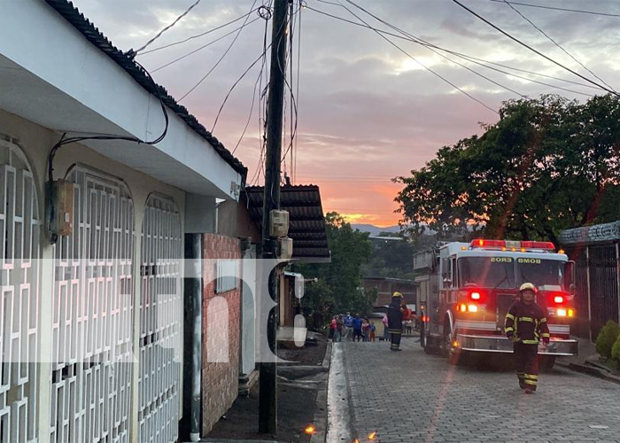 Poste de energía eléctrica arde en llamas en un barrio de Juigalpa, Chontales