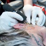 Chavalo se tatúa un "casquito de venado" en la cara y se vuelve viral